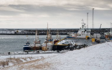 Grintdvik, Iiceland - 29 Mart 2016: Güneydoğu İzlanda 'da Hofn kasabasında balıkçı tekneleri ile küçük balıkçı limanı.