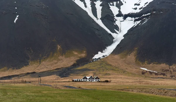 Tipico Paesaggio Islandese Con Case Coloniche Sotto Montagna Coperta Neve — Foto Stock