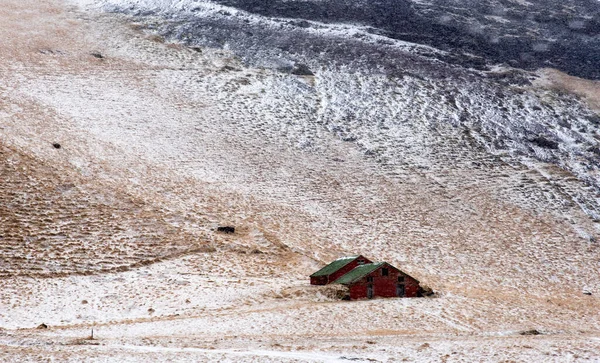 Типовий Ісландський Пейзаж Півострові Рейк Янес Горами Вкритими Снігом Самотніми — стокове фото