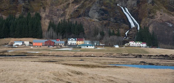 Systrafoss Waterval Loopt Van Klif Boven Kirkjubaejarklaustur Stad Zuidoost Ijsland — Stockfoto