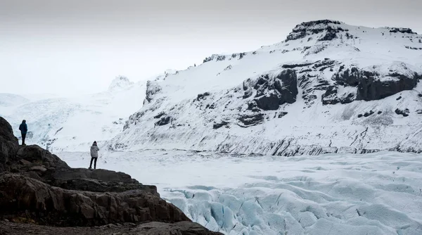 Personas Reconocidas Pie Colina Disfrutar Del Glaciar Vatnajokull Islandia Que —  Fotos de Stock