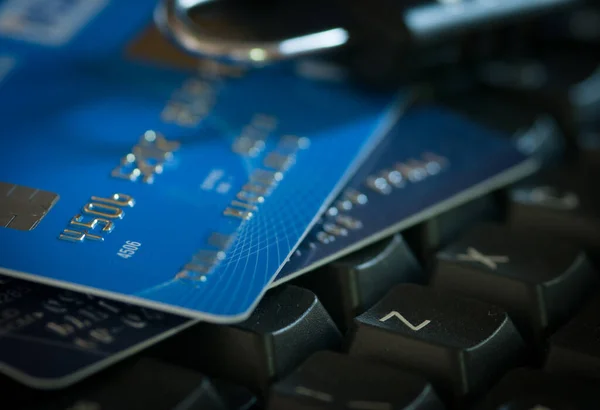 Close Details Credit Cards Computer Keyboard Plastic Electronic Money Transactions — Stock Photo, Image