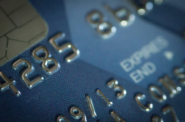 Närbild Ett Blått Kreditkort Kostnader För Plastpengar — Stockfoto
