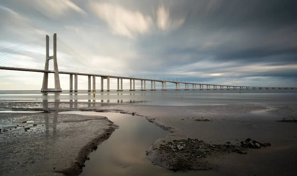 Ponte Vasco Gama Pôr Sol Com Céu Nublado Dramático Lisboa — Fotografia de Stock