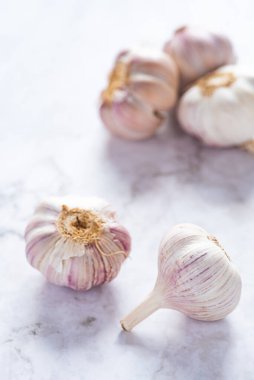 Daha iyi pişirmek için sağlıklı ve besleyici beyaz baharatlı sarımsak.