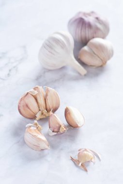 Daha iyi pişirmek için sağlıklı ve besleyici beyaz baharatlı sarımsak.