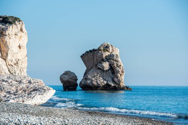 Kıbrıs 'ın Paphos ilçesindeki Afrodit Kayası' nın ünlü sahili, Petra tou Romiou