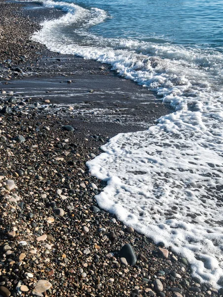 Mooie Kleurrijke Zee Golven Zee Golven Spetteren Naar Een Kiezelstrand — Stockfoto