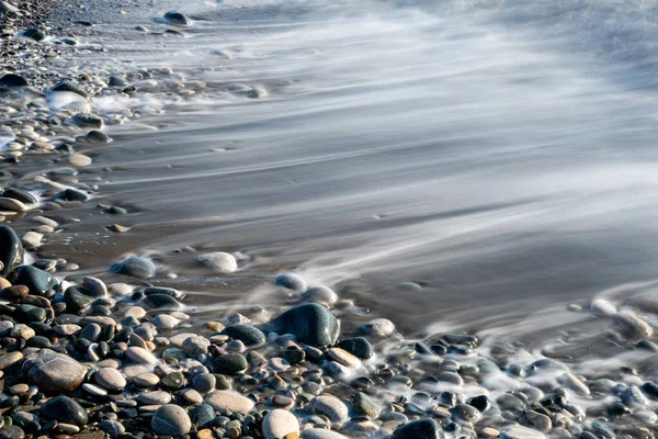 Mooie Kleurrijke Zee Golven Zee Golven Spetteren Naar Een Kiezelstrand — Stockfoto