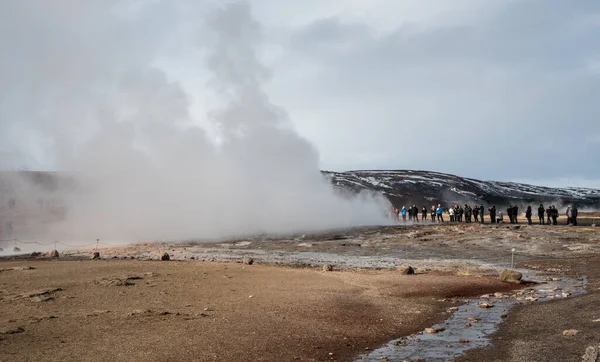 Haukadalur Iceland March 2016 People Looking Explosion Hot Boiling Water — Stock Photo, Image