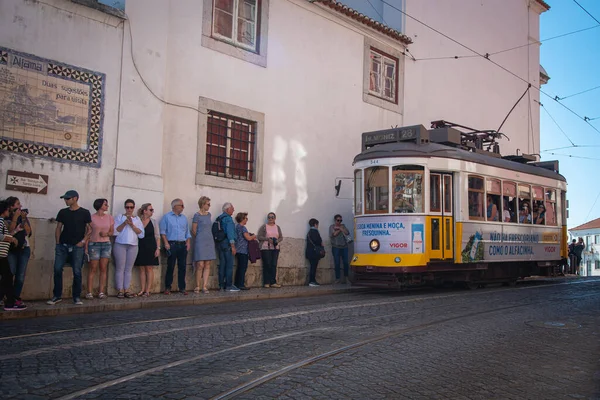 Lisboa Portugal Octubre 2018 Tranvía Transporte Local Tradicional Zona Alfama — Foto de Stock
