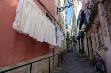 Renkli giysileri olan ev çamaşırları kurutmak için evin dışında asılı duran bir ipe asılı..