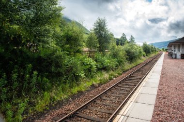 Boş tren hatları olan tren istasyonu. Orchy Köprüsü, İskoçya İskoçya, Birleşik Krallık