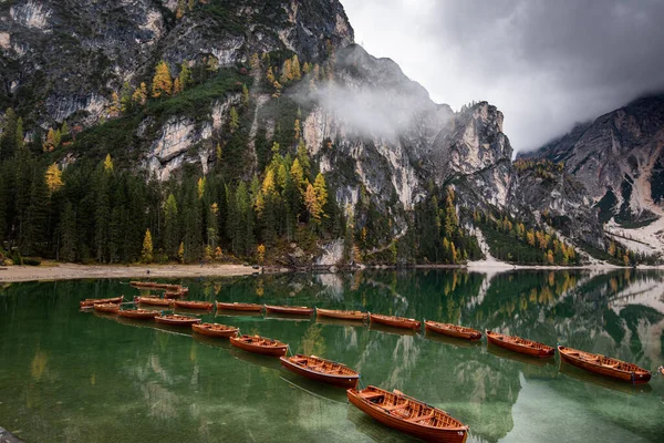 安详美丽的拉戈湖上的木船停泊在意大利南部蒂罗尔的白云石上 — 图库照片