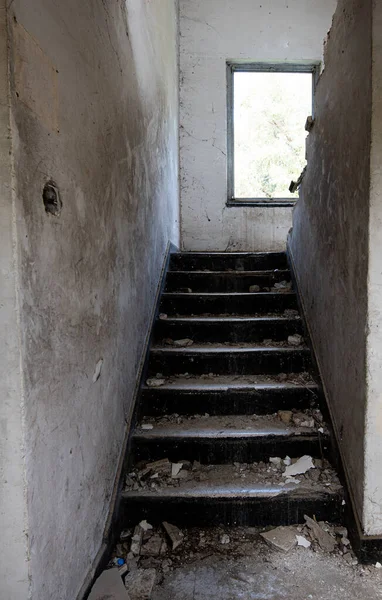 Velho Abandonado Danificado Abandonado Escada Casa Passos Bagunçados — Fotografia de Stock