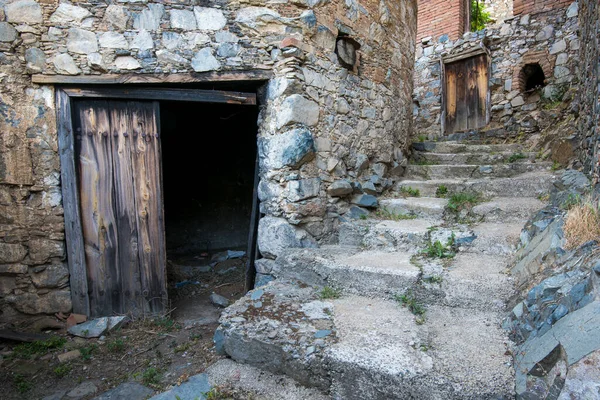 Stoned Camino Paso Que Conduce Una Puerta Abierta Madera Vintage —  Fotos de Stock