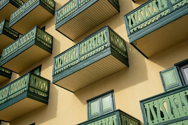 Красиві Готельні Балкони Зеленими Дерев Яними Вінтажними Парканами Жовтій Стіні — стокове фото