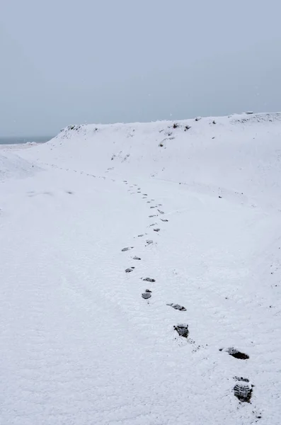 Emberi Lábnyomok Egy Havas Dombon Izlandon Télen — Stock Fotó