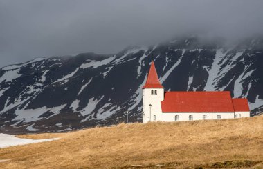 İzlanda 'nın Arnarstapi köyü yakınlarındaki Snaefellsnes yarımadasındaki pitoresk stadastadakirkja kilisesi.