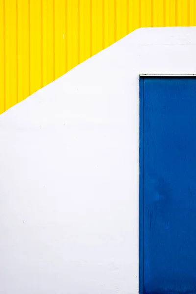 白と黄色の壁に青の閉じる金属製のドア 最小限の抽象写真 — ストック写真