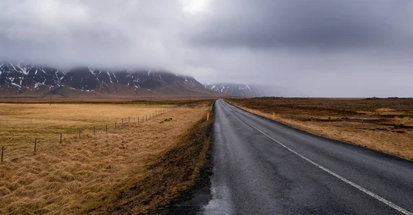 아이슬란드의스네 스반도에 눈덮인 산으로 간선도로 — 스톡 사진