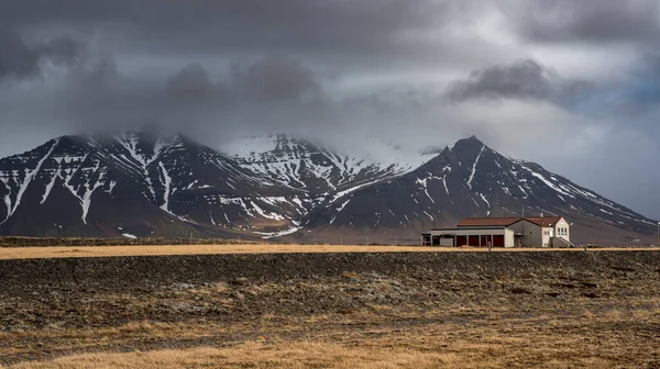 冰岛农村的仓库 春天有雪山 — 图库照片