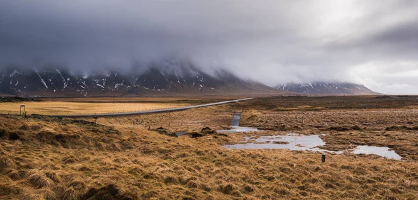 Campagna Islandese Con Muschio Sulla Terra Strada Vuota Montagne Innevate — Foto Stock