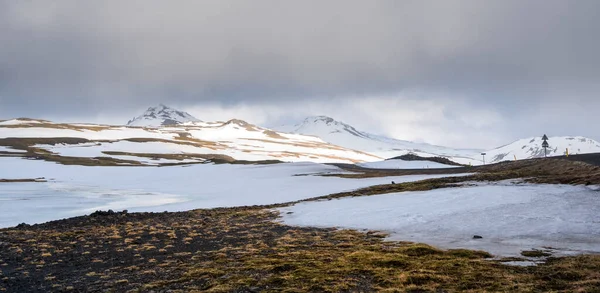 Типовий Ісландський Пейзаж Горами Лугами Вкритий Снігом Півострові Snaefellsnes Ісландії — стокове фото