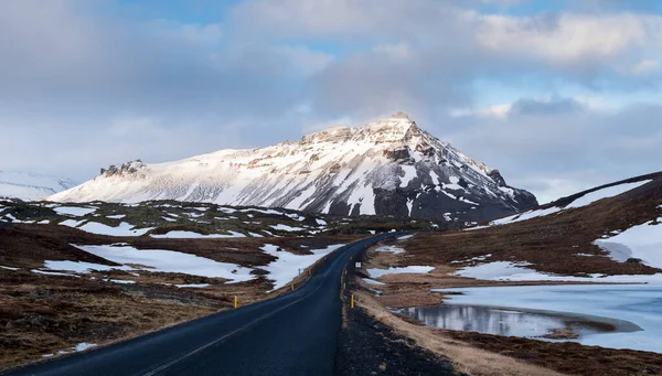 Tipico Paesaggio Montagna Innevato Islandese Strada Vuota Vicino All Area — Foto Stock