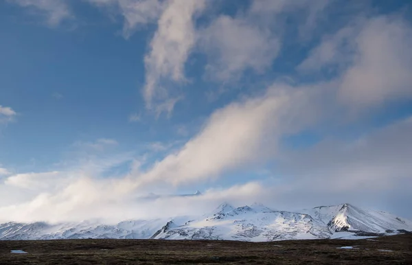 Typowy Islandzki Krajobraz Górami Łąkami Pokryty Śniegiem Półwyspie Snaefellsnes Islandii — Zdjęcie stockowe