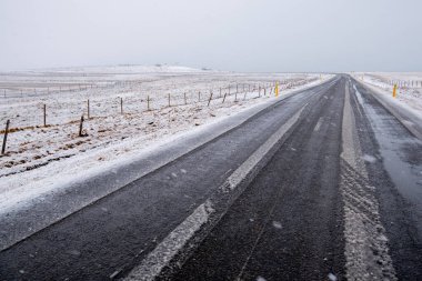 Boş otoyol, İzlanda 'da kışın karla kaplı donmuş yol.