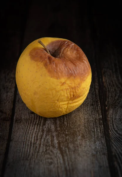 Amarillo Manzana Podrida Marchita Sobre Fondo Marrón Madera — Foto de Stock