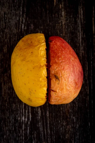 赤い柳の腐った半分のリンゴの詳細茶色の木製の表面 — ストック写真