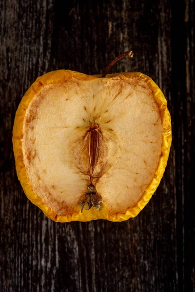 Kuning Layu Busuk Setengah Apel Rincian Pada Permukaan Kayu Cokelat — Stok Foto