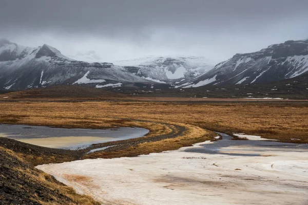 Islandzki Dramatyczny Krajobraz Zamarzniętym Jeziorem Górami Pokrytymi Śniegiem Zimą Islandia — Zdjęcie stockowe