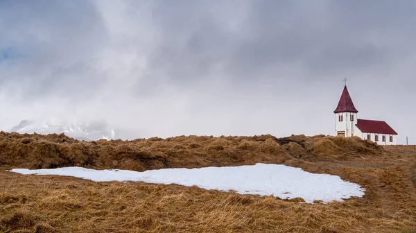 Vecchia Chiesa Hellnar Una Giornata Nuvolosa Con Neve Terra Vicino — Foto Stock