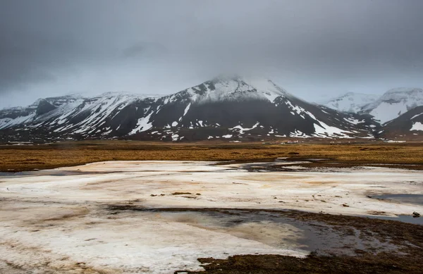 Islandská Krajina Zamrzlým Jezerem Horami Loukami Pokrytá Sněhem Poloostrově Snaefellsnes — Stock fotografie