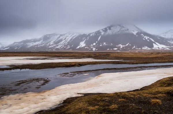 Isländskt Landskap Med Frusen Sjö Berg Och Ängsmark Täckt Snö — Stockfoto