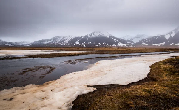 Paesaggio Islandese Con Lago Ghiacciato Montagne Prati Coperti Neve Nella — Foto Stock