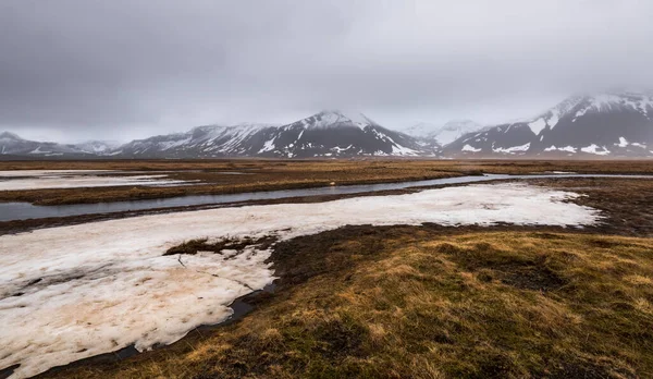 Paesaggio Islandese Con Lago Ghiacciato Montagne Prati Coperti Neve Nella — Foto Stock