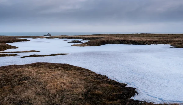 Bevroren Meer Weide Met Sneeuw Het Schiereiland Snaefellsnes Bij Arnarstapi — Stockfoto