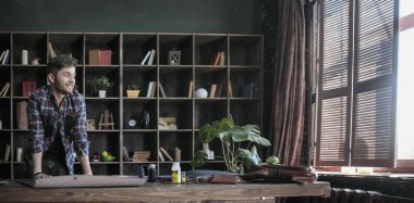 Küçük işletme. El yapımı. Test deri deri tamamlandı maker çalışmalarına genç adam