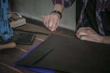 Deri ile ahşap masa aracıyla üzerinde deri üreticisi