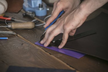 Yeni bıçak özel stand ile deri deri maker kesmek