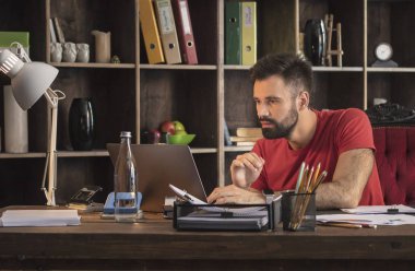 Dizüstü bilgisayarda çalışan ve ilginç bir fikir buldum genç işadamı