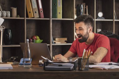 Genç iş Danışma arkasında oturan adam ve serin haber dizüstü bilgisayarda konu