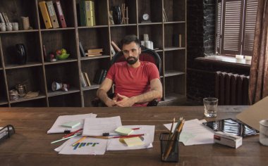 Genç işadamı rahat office düşünceli yüzüne oturuyor sakallı