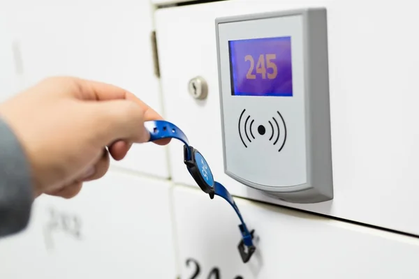 Close-up op hand openen wijzigen kamer locker — Stockfoto