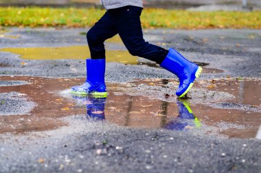Çocuk için kirli su birikintisi atlama lastik mavi rainboots