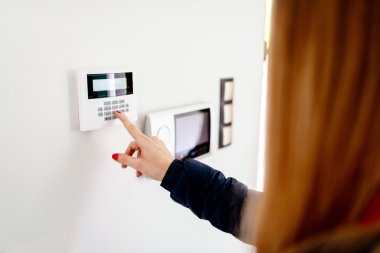 Genç kadın tuş takımı üzerindeki güvenlik kodunu girme